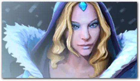 Portret Crystal Maiden w niebieskiej szacie z lodową aurą.